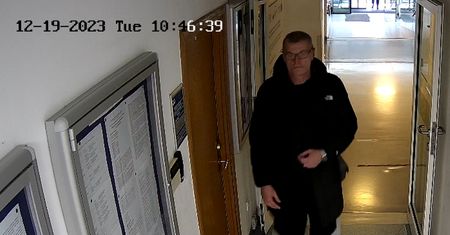 Ukradł portfel ze szpitala i zaatakował gazem. Szuka go policja