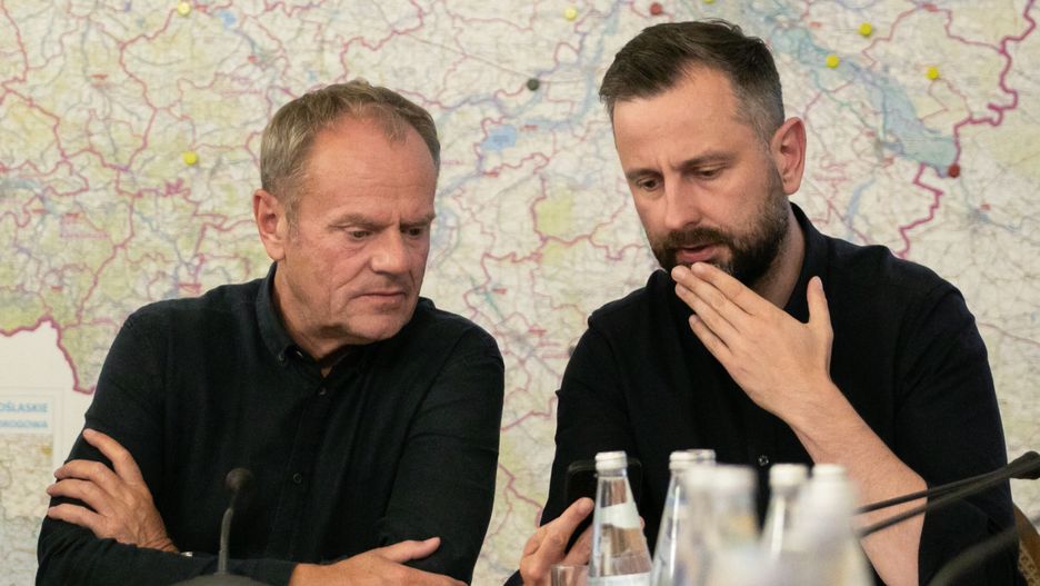 Wrocław, 20.09.2024. Premier Donald Tusk (L) i wicepremier, minister obrony narodowej Władysław Kosiniak-Kamysz (P) podczas narady sztabu kryzysowego we Wrocławiu, 20 bm. W trakcie spotkania omówiona została bieżąca sytuacja powodziowa w południowo-zachodniej Polsce. (ad) PAP/Krzysztof Ćwik