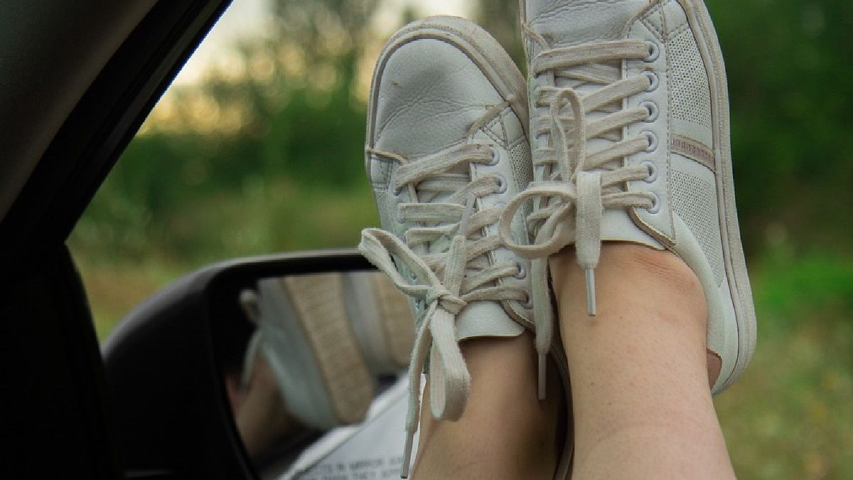 Kobieta jechała z nogami położonymi na desce rozdzielczej