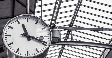 Zmiana czasu 2020 na kolei. Jak kursują pociągi? Utrudnienia dla pasażerów