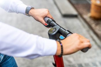 Zielona Góra. Trwa duża akcja policji, kontrole hulajnóg i rowerzystów
