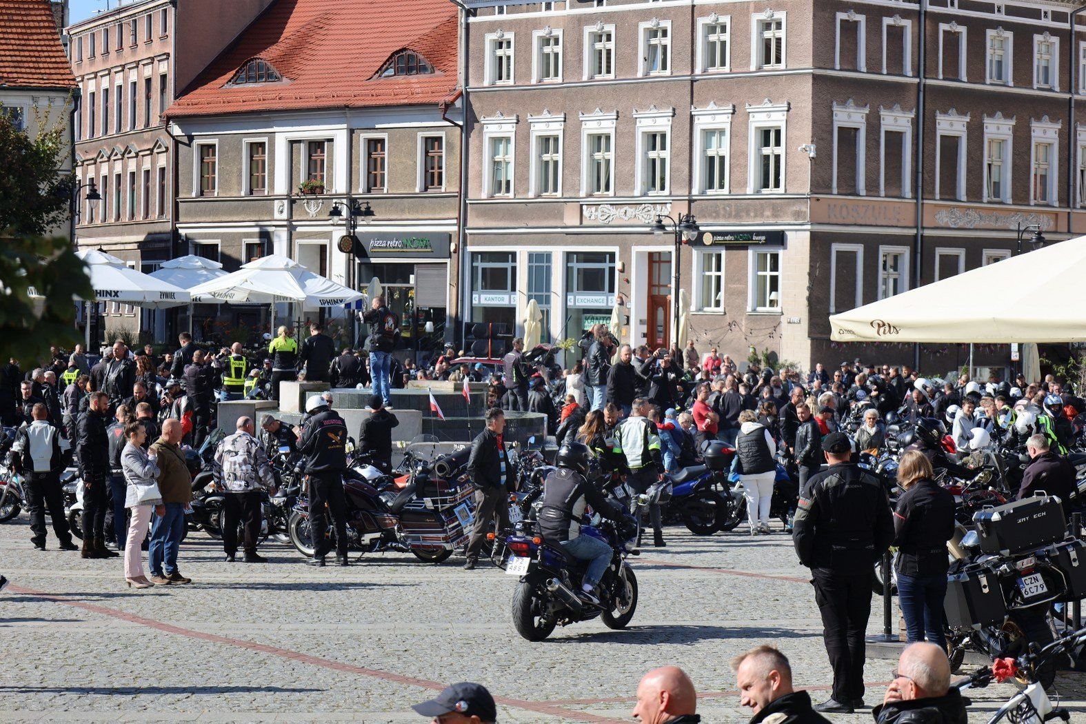 Ryk silników w środku Gniezna! Motocykliści zakończyli sezon na Rynku. Setki motocykli!