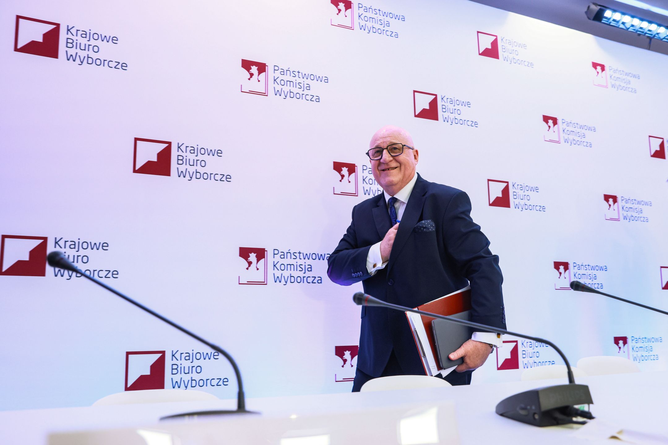 Warszawa, 02.06.2025. Wybory prezydenta RP - II tura. Przewodniczący Państwowej Komisji Wyborczej Sylwester Marciniak podczas konferencji PKW w Warszawie, 2 bm. PKW ogłosiła oficjalnie, że wybory prezydenckie wygrał Karol Nawrocki, uzyskując 50,89 proc. głosów; Rafał Trzaskowski uzyskał 49,11 proc. głosów. (jm) PAP/Leszek Szymański