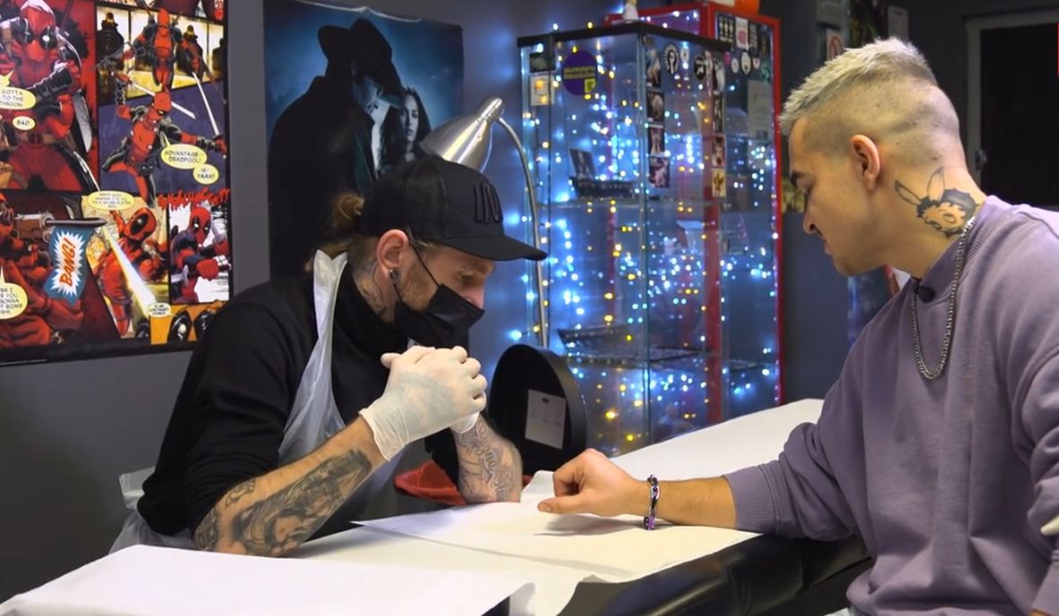Conor Piotr Adamski i autor tekstu. To w studiu Connora, CrM Bodymodifications, został przprowadzony zabieg wszczepienia implantu