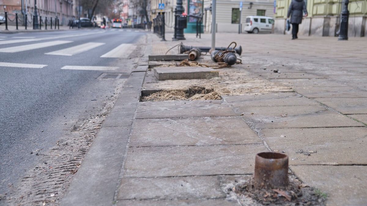Uszkodzone słupki przed przejściem dla pieszych na ul. Narutowicza