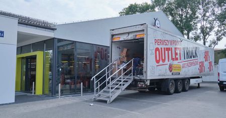 Mobilny outlet Biedronki już w Lublinie. Co można w nim kupić i do kiedy będzie w naszym mieście? (SZCZEGÓŁY)