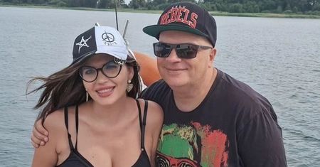 Ukochana Krzysztofa Skiby odsłania pośladki i mówi o problemach ze zdrowiem: "Sporo OPERACJI i wymuszona, sztuczna meno" (FOTO)