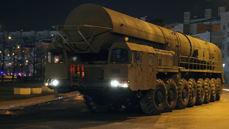 Mobilna wyrzutnia wraz z załadowanym pociskiem RS-24 Jars.
