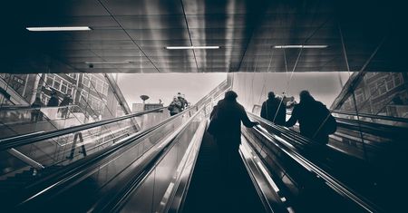 Bruksela: Uzbrojeni mężczyźni poszukiwani po strzelaninie przy stacji metra Clemenceau