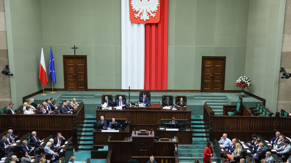 Warszawa, 26.07.2024. Posłowie na sali obrad Sejmu w Warszawie, 26 bm. Posłowie głosują m.in nad poprawką Senatu w sprawie nowelizacji Kodeksu karnego � zmiana definicji zgwałcenia, oraz nad poprawkami Senatu do nowelizacji ustawy o prawie autorskim i nowelizacji niektórych ustaw w celu usprawnienia działań Sił Zbrojnych RP, Policji oraz Straży Granicznej na wypadek zagrożenia bezpieczeństwa państwa. (jm) PAP/Leszek Szymański