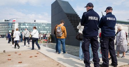 Służba przy pomnikach. "Cieciówa przy schodach"
