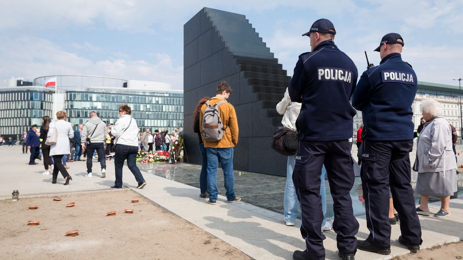 Policjanci pilnują pomników na placu Piłsudskiego w Warszawie 
