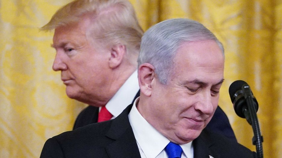 Spotkanie Donalda Trumpa z Binjaminem NetanjahuTOPSHOT - US President Donald Trump and Israel's Prime Minister Benjamin Netanyahu take part in an announcement of Trump's Middle East peace plan in the East Room of the White House in Washington, DC on January 28, 2020. - Trump declared that Israel was taking a "big step towards peace" as he unveiled a plan aimed at solving the Israeli-Palestinian conflict. "Today, Israel takes a big step towards peace," Trump said, standing alongside Netanyahu as he revealed details of the plan already emphatically rejected by the Palestinians. (Photo by MANDEL NGAN / AFP)MANDEL NGAN