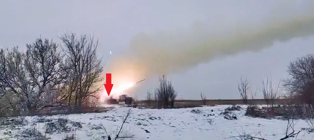 Ukraiński BM-21 Grad, który miał problem z jedną z rakiet. 