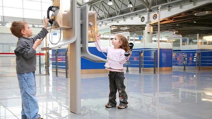 Film dnia. Ten chłopak pierwszy raz w życiu widzi budkę telefoniczną. A wy kiedy ostatni raz z niej korzystaliście? 1