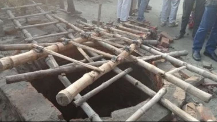 Drewniane drabiny pomogły ratownikom dostać się do wnętrza studni, do której runęły w środę w nocy uczestniczki zaślubin (Mh Pradesz)