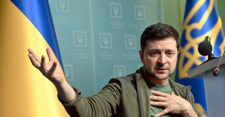 Psycholog o mowie ciała Zełenskiego. "Obala stereotyp lidera"