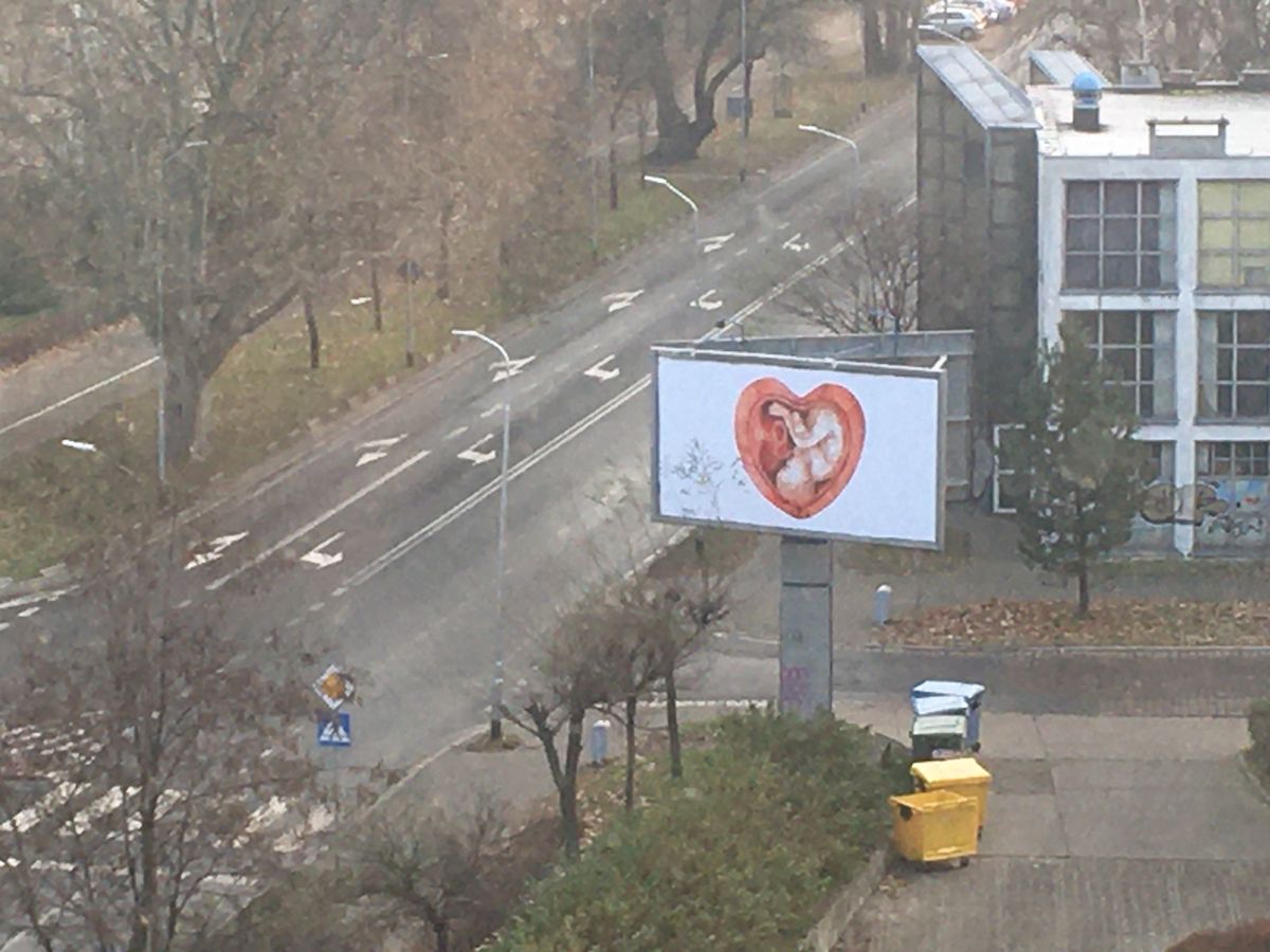 Kłodzko. Grafika, która zapełniła nośniki reklamowe w całej Polsce w grudniu, znów pojawi się w miejskiej przestrzeni. Tym razem z komentarzem zwracającym uwagę na wartość bezwarunkowej akceptacji oczekiwanego potomstwa