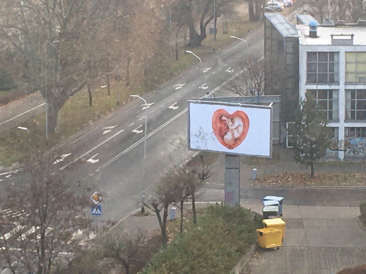 Kłodzko. Aktywistki Strajku Kobiet: "Tak, jesteśmy za życiem". Dziecko w sercu znów na plakatach