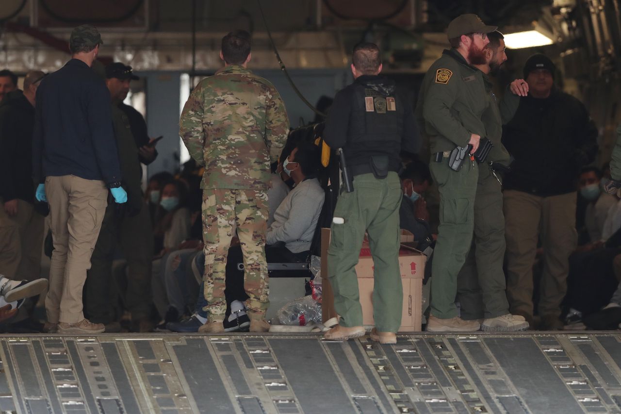 Trzy loty w 10 dni. USA deportowały ponad 100 migrantów do Afryki