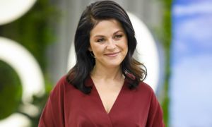 Zapozowała przy oknie w zmysłowych koronkach. "Czekam na wiosnę"