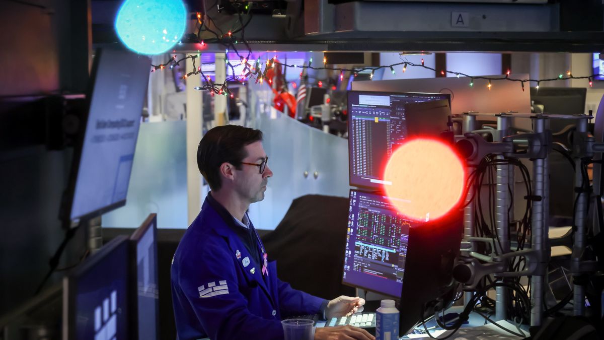 A trader works on the floor of the New York Stock Exchange (NYSE) in New York, US, on Monday, Dec. 22, 2025. The holiday-shortened week started with gains in stocks amid a broad advance that saw a continuation of the bullish momentum on Wall Street. Photographer: Michael Nagle/Bloomberg via Getty Images