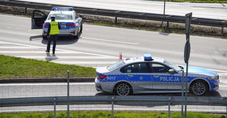 Żołnierz na ekspresówce. Świadek musiał zajechać drogę i wezwać policję