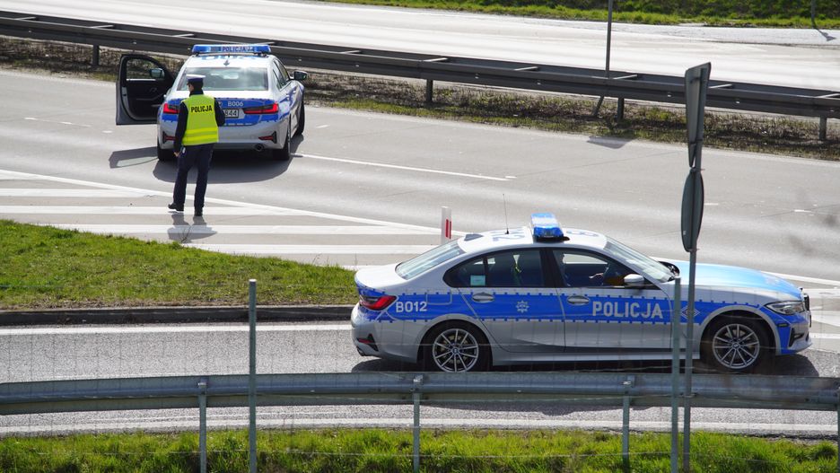 Jarostów, 17.03.2024. Policja blokuje dojazd do miejsca wypadku busa na A4 na wysokości miejscowości Jarostów, 17 bm. Trzy osoby nie żyją, a pięć jest rannych. Do zderzenia z ciężarówką doszło między węzłami Udanin i Gościsław. Trasa jest zablokowana. (mr) PAP/Dariusz Gdesz ***Zdjęcie do depeszy PAP pt. Dolnośląskie/ Trzy osoby nie żyją a pięć jest rannych po wypadku busa na A4***