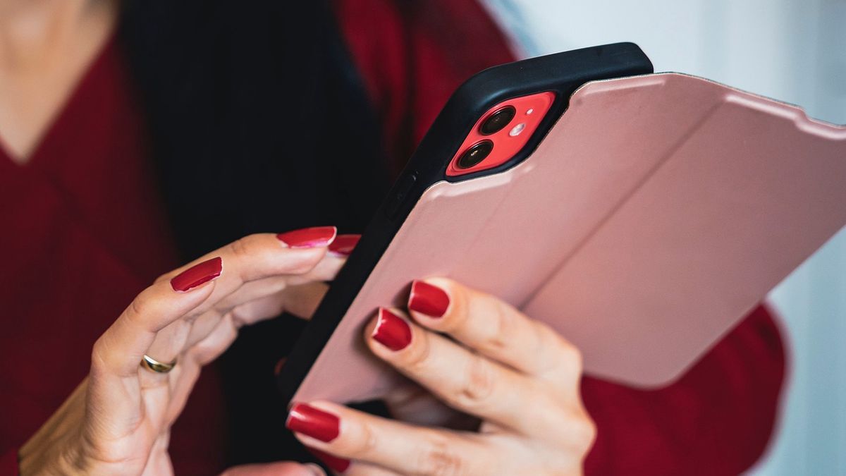 Kobieta korzysta ze smartfona