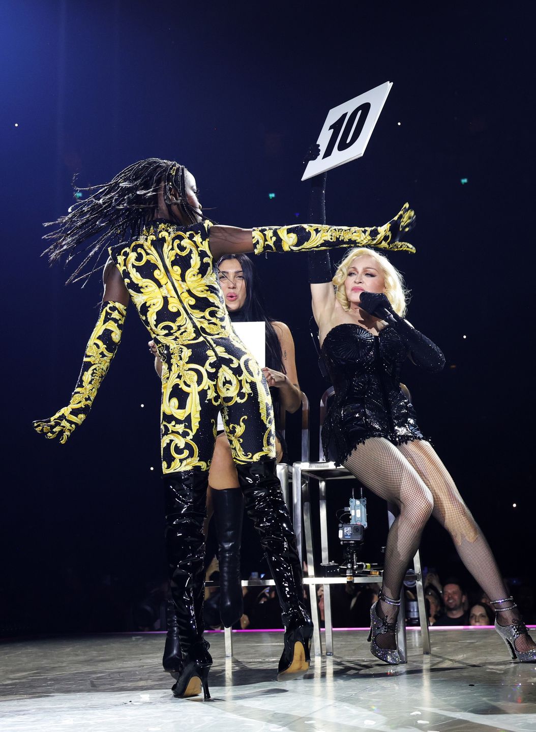 Madonna z córkami na scenie