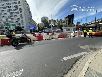Warszawa: Autobus uderzył w motocykl. Dwie osoby w szpitalu