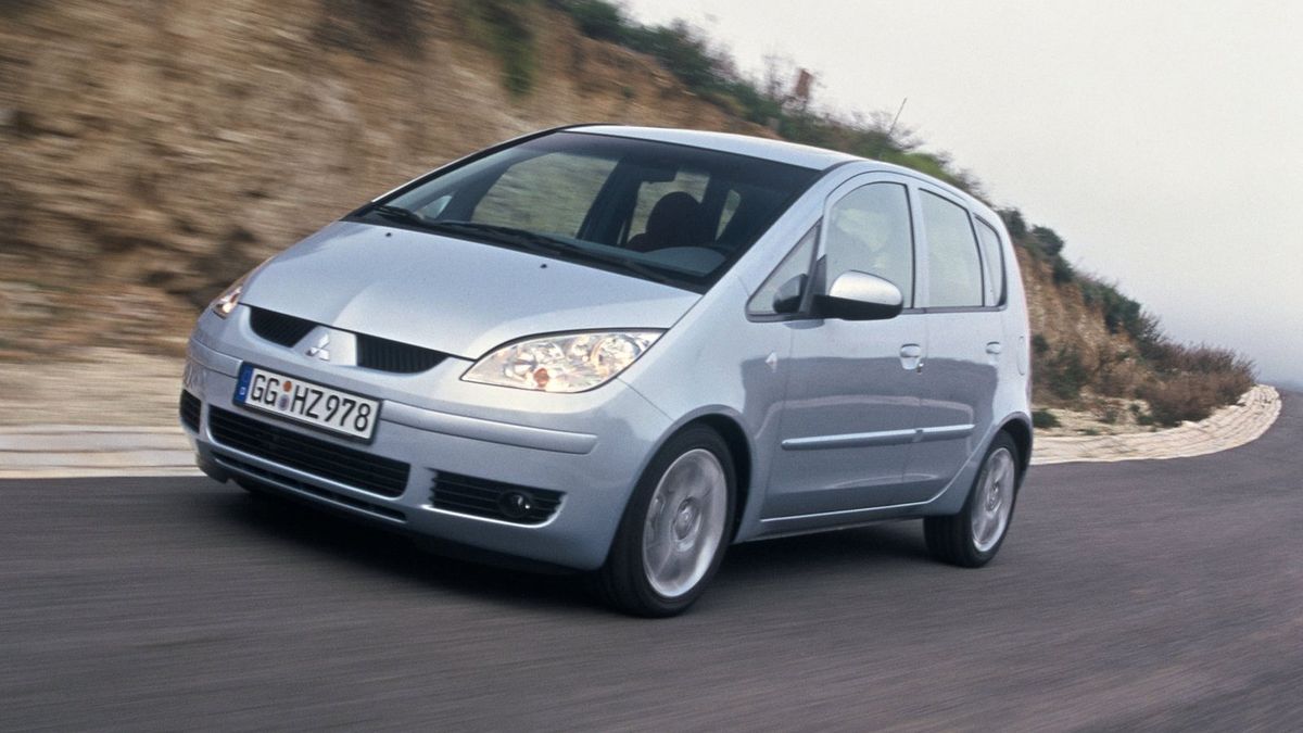 Mitsubishi Colt przed liftingiem to konkurent Hondy Jazz I, natomiast po liftingu Jazz II