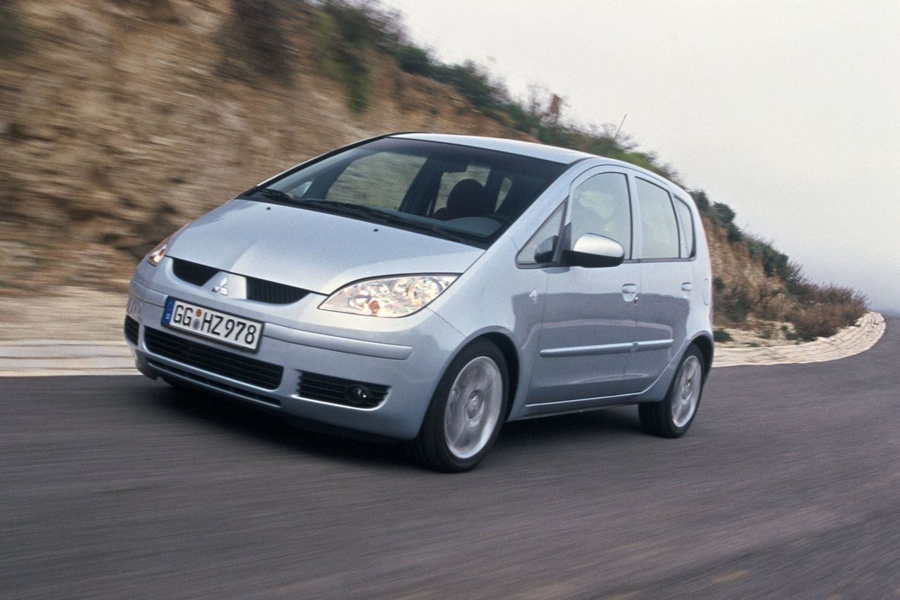 Mitsubishi Colt przed liftingiem to konkurent Hondy Jazz I, natomiast po liftingu Jazz II