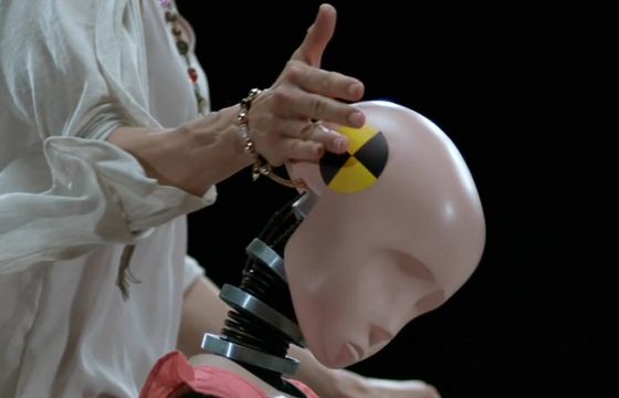 Mensah, Różczka i Perchuć w obronie dzieci-manekinów w kampanii „Kocham. Nie biję” (wideo)