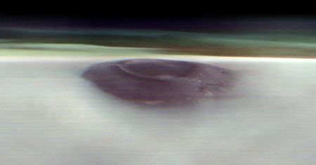 NASA pokazała wulkan na Marsie. Przebija się przez pas chmur lodowych