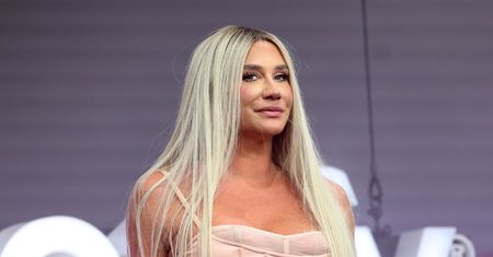 Kesha świętuje 15-lecie debiutu, pozując NAGO wśród morskich fal