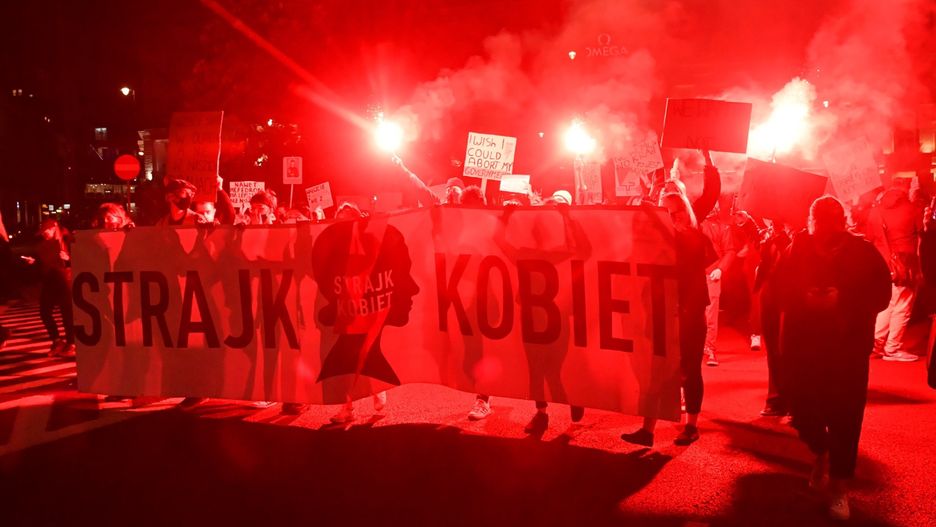 Strajk kobiet. Protesty na ulicach miast w całej Polsce (NA ŻYWO)