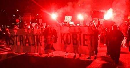 Strajk kobiet. Protesty na ulicach miast całej Polski (NA ŻYWO 26.10)