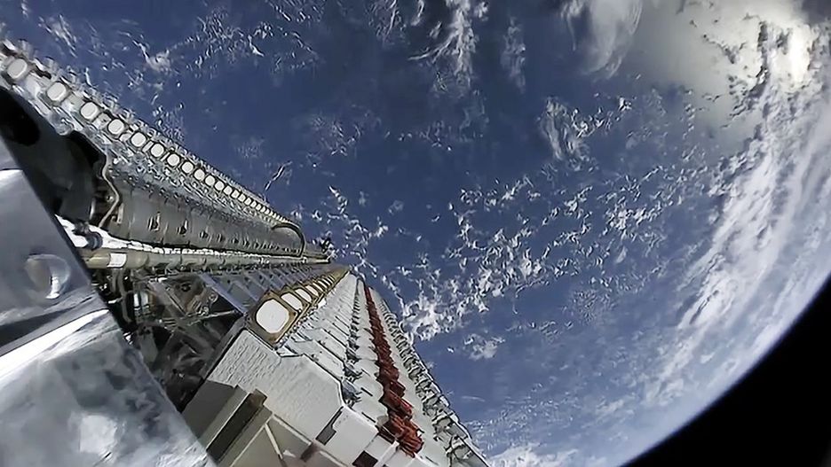 Satelity Starlink przed wypuszczeniem na orbitę