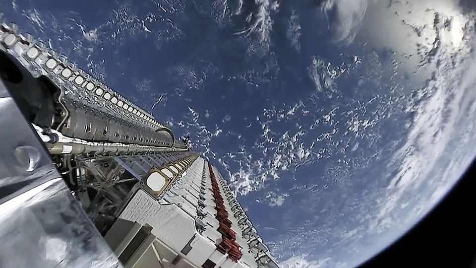 Satelity Starlink przed wypuszczeniem na orbitę