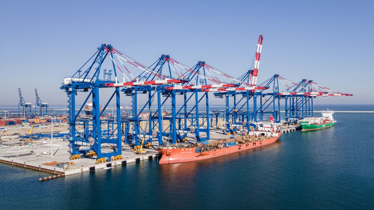 Wszystkie suwnice stoją już w swoich docelowych miejscach