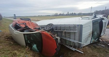 Citroen wymusił pierwszeństwo na skrzyżowaniu nad nadjeżdżającą osobówką. Auta przewróciły się na bok