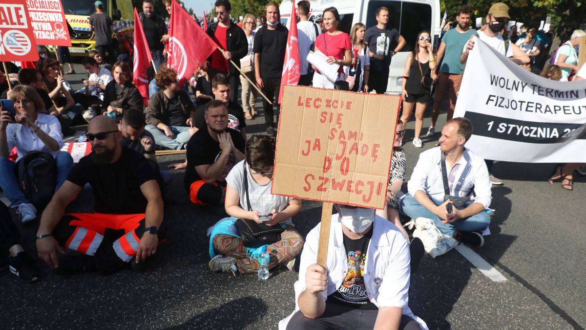 protestuj�cyWarszawa, 11.09.2021. Protest pracownik�w ochrony zdrowia w Warszawie, 11 bm. Organizatorem protestu jest Komitet Protestacyjno-Strajkowy Pracownik�w Ochrony Zdrowia. (aldg) PAP/Tomasz GzellTomasz Gzellbia�y personel, manifestacja, manifestuj�cy, medycy, medyczni, ochrona, piel�gniarki, protestuj�cy, przemarsz, ratownicy, s�u�ba, s�u�by, strajk, zdrowia