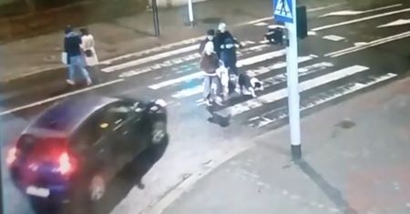 Przez zamarzniętą szybę wjechała w rodzinę na pasach. Nagranie ze Śląska