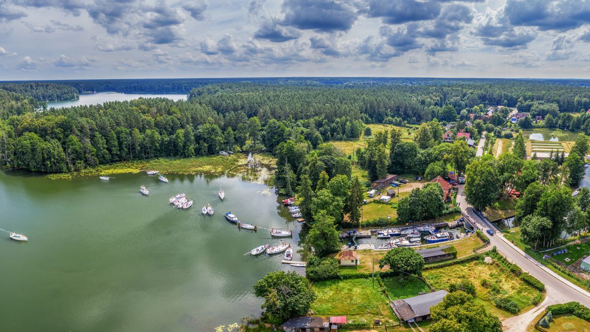 Ruciane-Nida leży w południowej części Pojezierza Mazurskiego na