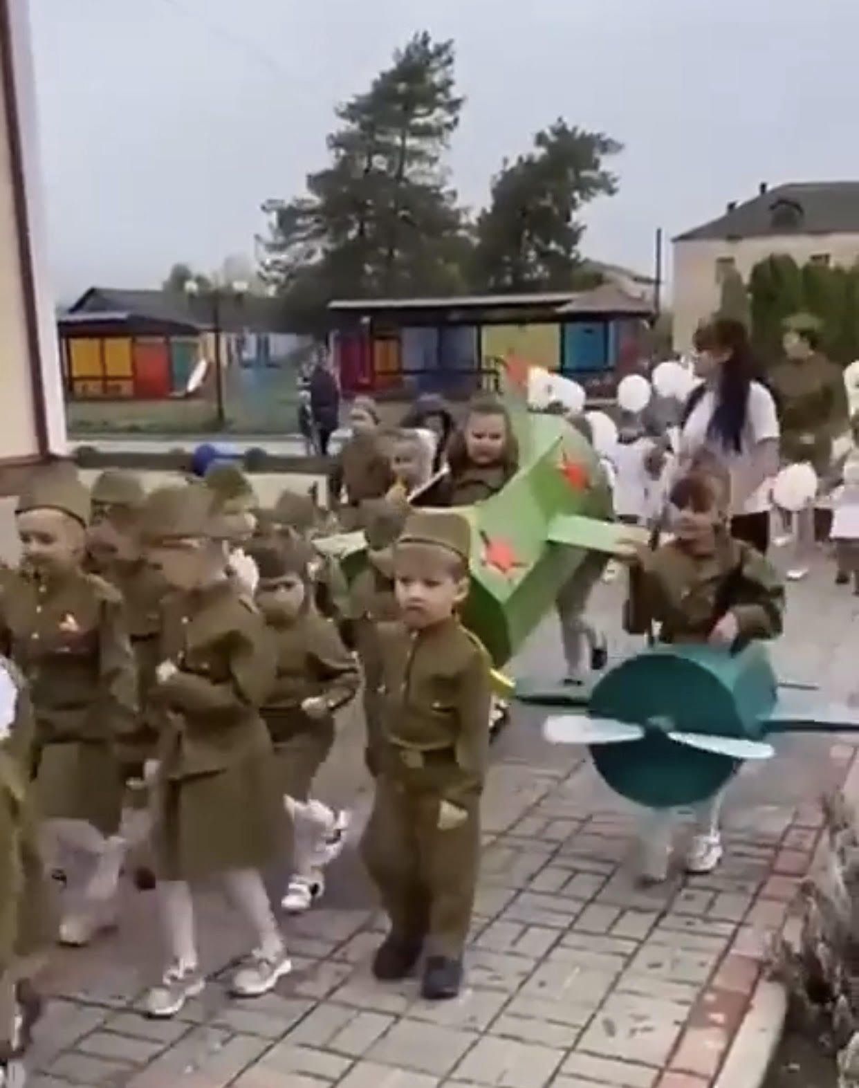 Dzieci podczas obchodów Dnia Zwycięstwa 