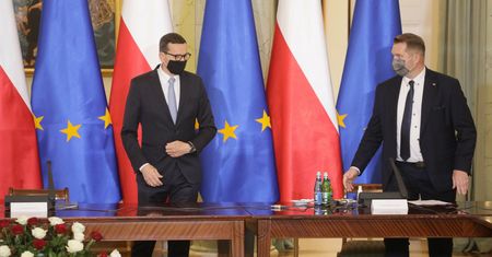 Wyciągnięta dłoń Czarnka i brak reakcji premiera. Nagranie jest hitem sieci