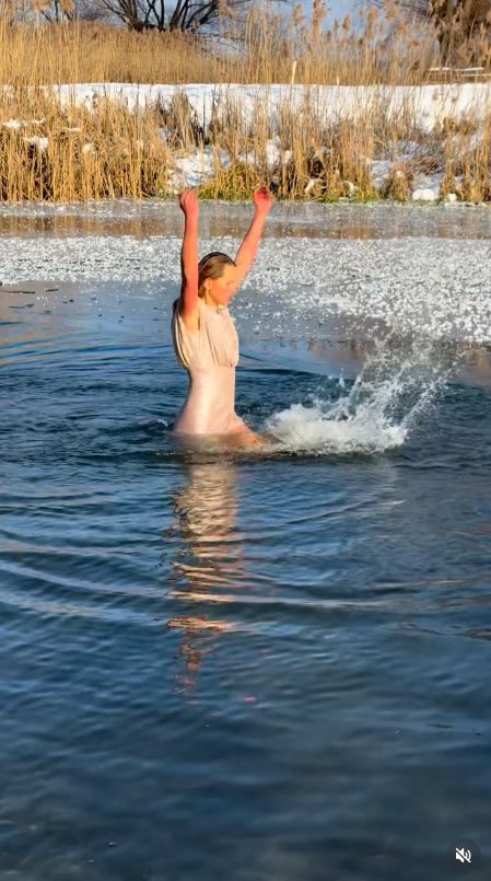 Joanna Moro morsuje w sukni balowej