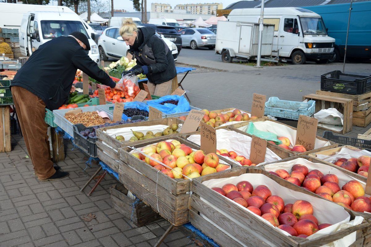 Owoce i warzywa na na placu targowym w Stalowej Woli