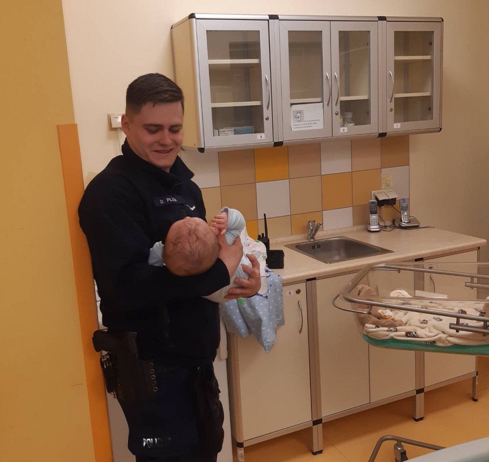 Policjanci uratowali 1,5 roczne dziecko